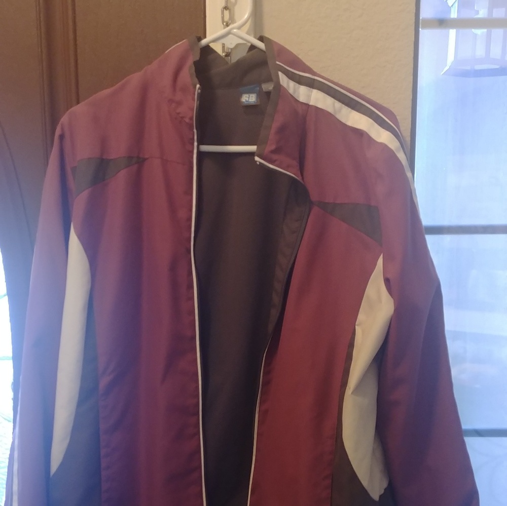Mesh lined active wind breaker